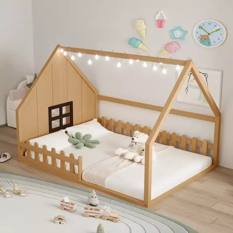 Lit cabane en bois de taille standard avec fenêtre et clôture