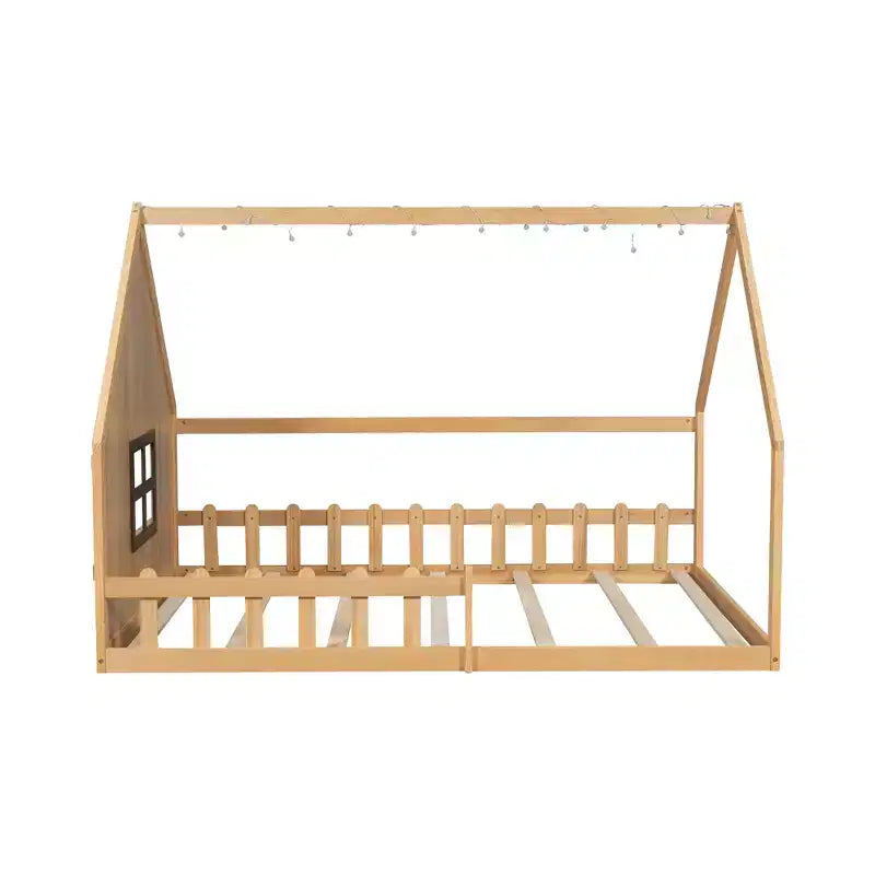 Lit cabane en bois de taille standard avec fenêtre et clôture