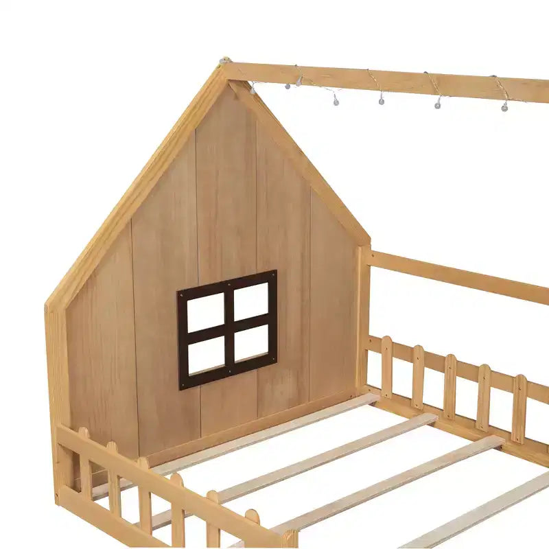 Lit cabane en bois de taille standard avec fenêtre et clôture