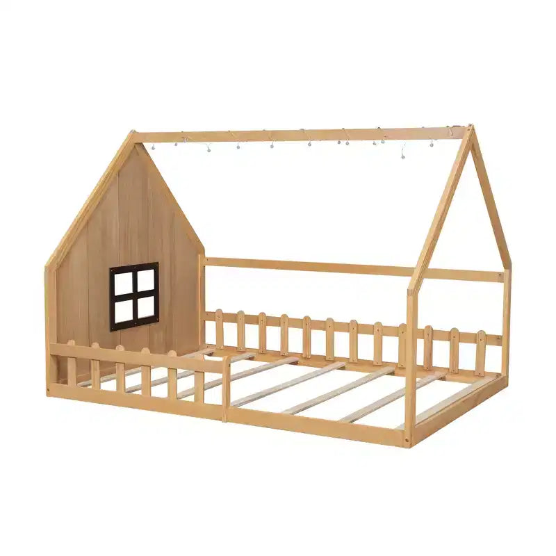 Lit cabane en bois de taille standard avec fenêtre et clôture