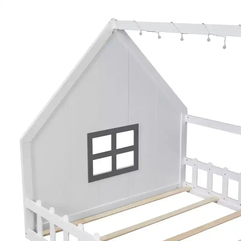 Lit cabane en bois de taille standard avec fenêtre et clôture