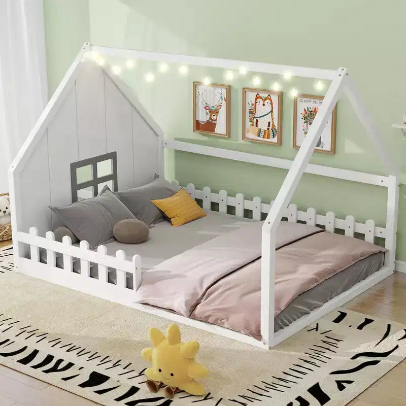 Lit cabane en bois de taille standard avec fenêtre et clôture