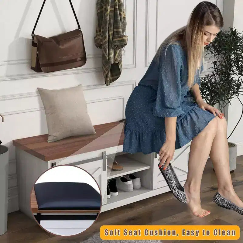 Banc à chaussures blanc de 120 cm avec portes coulissantes et coussin, banc de rangement d'entrée de style ferme avec compartiment caché et étagères réglables