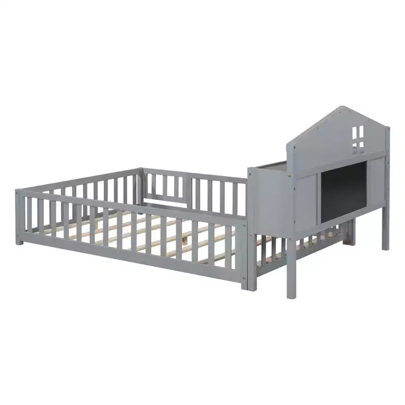Lit Montessori complet au sol avec bibliothèque et tableau noir, plateforme de lit en bois massif avec barrières de sécurité et tête de lit de rangement pour enfants et adolescents