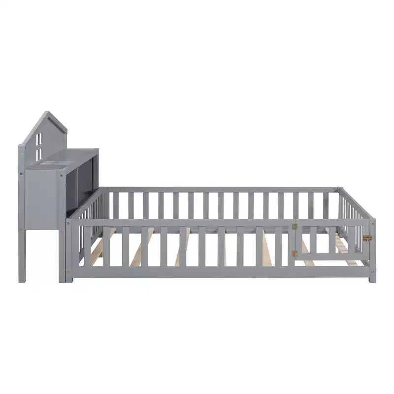 Lit Montessori complet au sol avec bibliothèque et tableau noir, plateforme de lit en bois massif avec barrières de sécurité et tête de lit de rangement pour enfants et adolescents