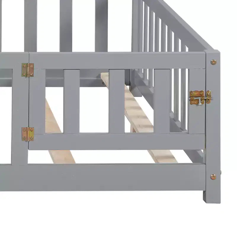 Lit Montessori complet au sol avec bibliothèque et tableau noir, plateforme de lit en bois massif avec barrières de sécurité et tête de lit de rangement pour enfants et adolescents