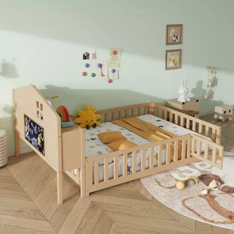 Lit Montessori complet au sol avec bibliothèque et tableau noir, plateforme de lit en bois massif avec barrières de sécurité et tête de lit de rangement pour enfants et adolescents
