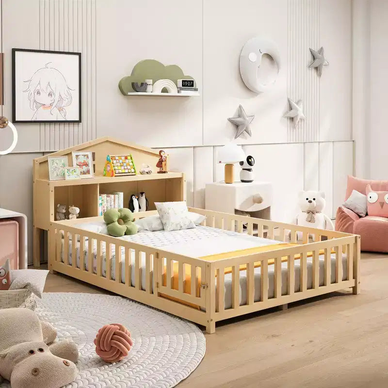 Lit Montessori complet au sol avec bibliothèque et tableau noir, plateforme de lit en bois massif avec barrières de sécurité et tête de lit de rangement pour enfants et adolescents