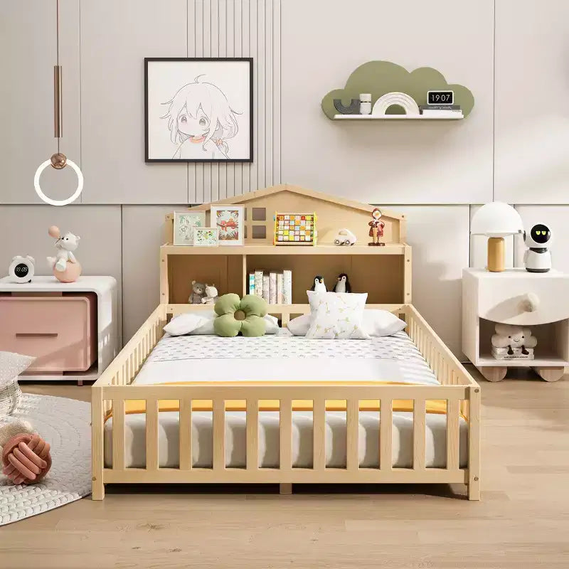 Lit Montessori complet au sol avec bibliothèque et tableau noir, plateforme de lit en bois massif avec barrières de sécurité et tête de lit de rangement pour enfants et adolescents