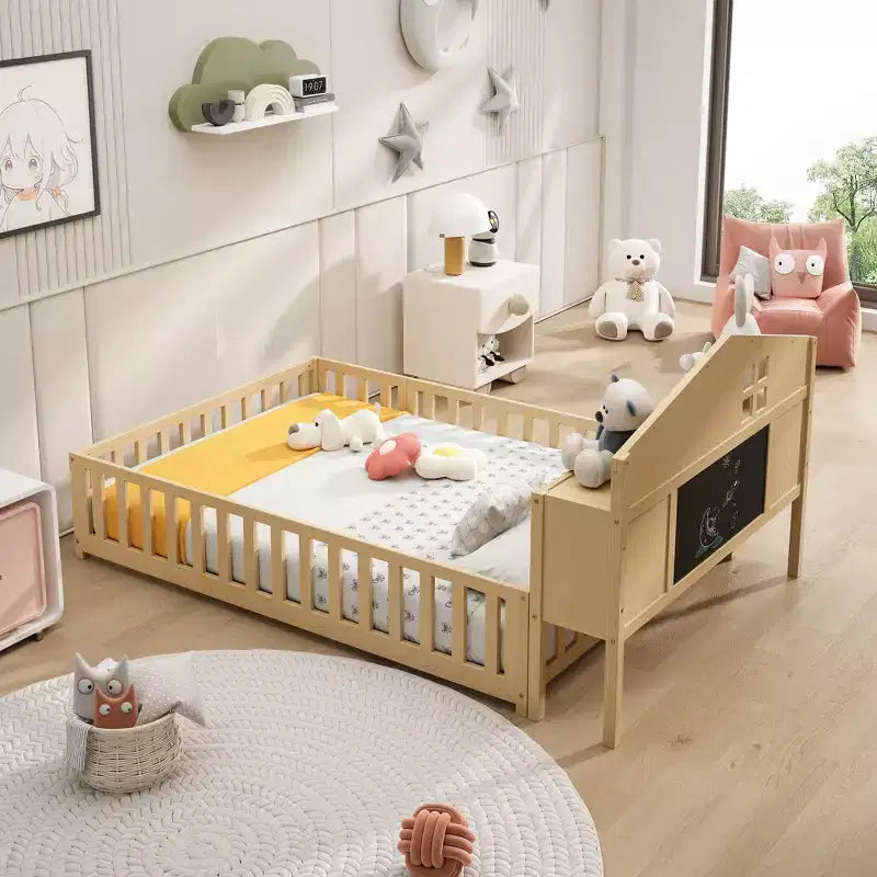 Lit Montessori complet au sol avec bibliothèque et tableau noir, plateforme de lit en bois massif avec barrières de sécurité et tête de lit de rangement pour enfants et adolescents
