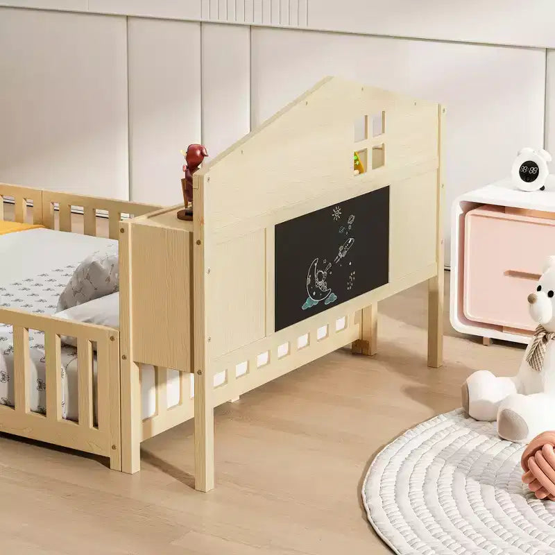 Lit Montessori complet au sol avec bibliothèque et tableau noir, plateforme de lit en bois massif avec barrières de sécurité et tête de lit de rangement pour enfants et adolescents