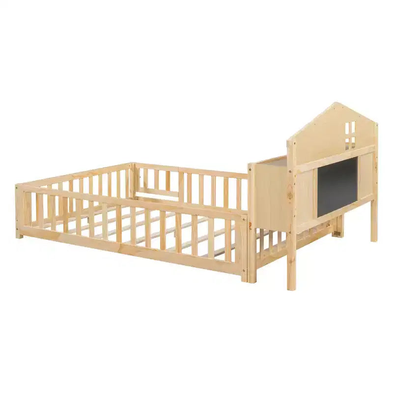 Lit Montessori complet au sol avec bibliothèque et tableau noir, plateforme de lit en bois massif avec barrières de sécurité et tête de lit de rangement pour enfants et adolescents