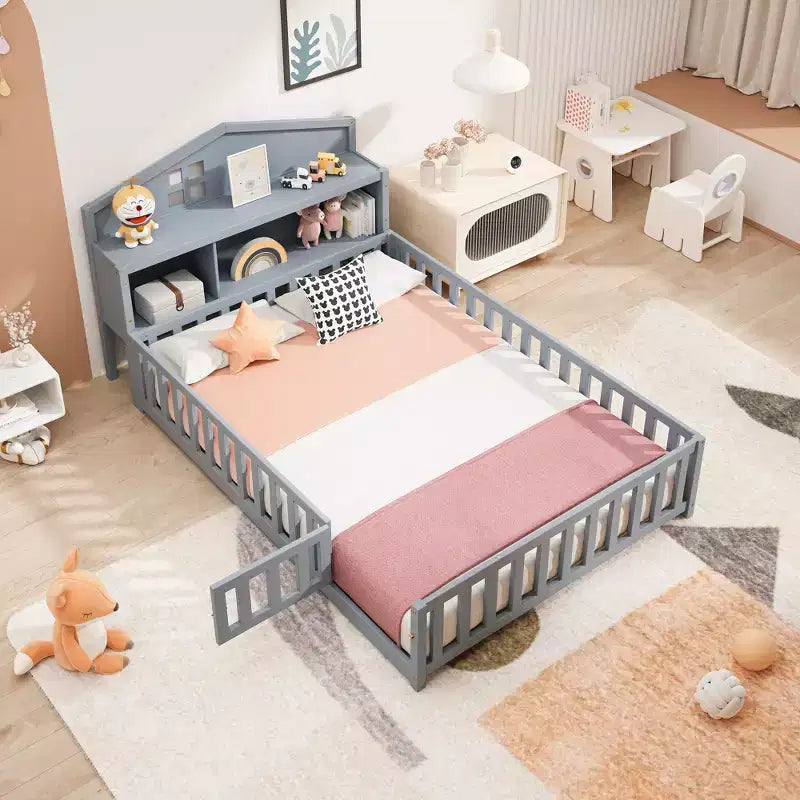 Lit Montessori complet au sol avec bibliothèque et tableau noir, plateforme de lit en bois massif avec barrières de sécurité et tête de lit de rangement pour enfants et adolescents