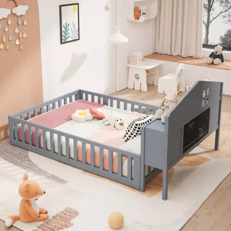 Lit Montessori complet au sol avec bibliothèque et tableau noir, plateforme de lit en bois massif avec barrières de sécurité et tête de lit de rangement pour enfants et adolescents